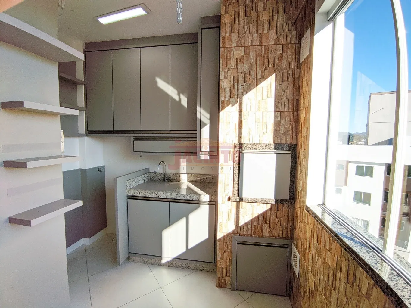 Apartamento semi mobiliado com 2 quartos (1 suíte), 2 vagas de garagem, no bairro Fortaleza. — foto 6