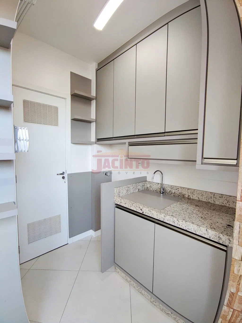 Apartamento semi mobiliado com 2 quartos (1 suíte), 2 vagas de garagem, no bairro Fortaleza. — foto 7