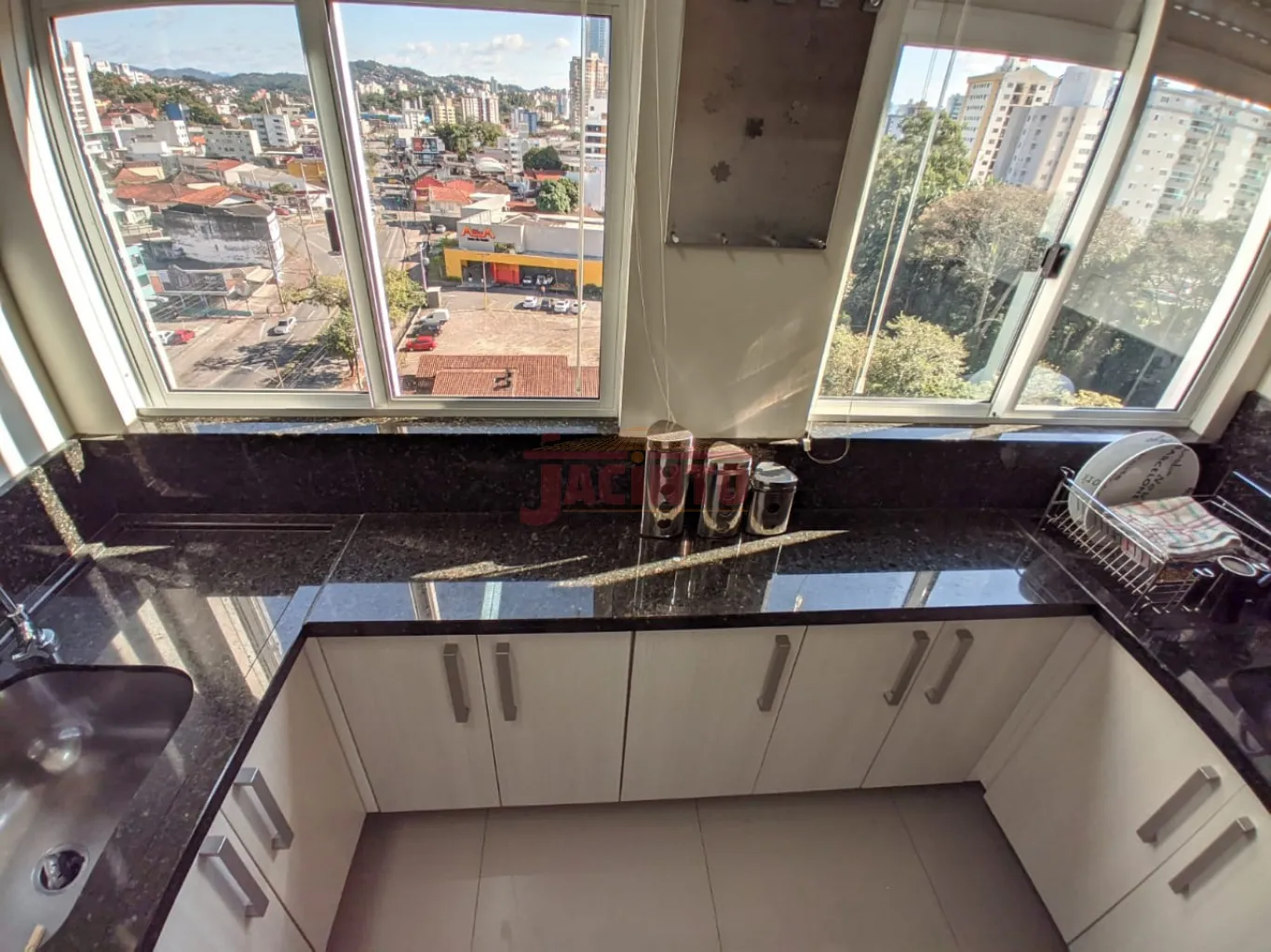 Loft no centro de Blumenau totalmente mobiliado, com um dormitório sendo suíte com closet e uma vaga de garagem. — foto 3