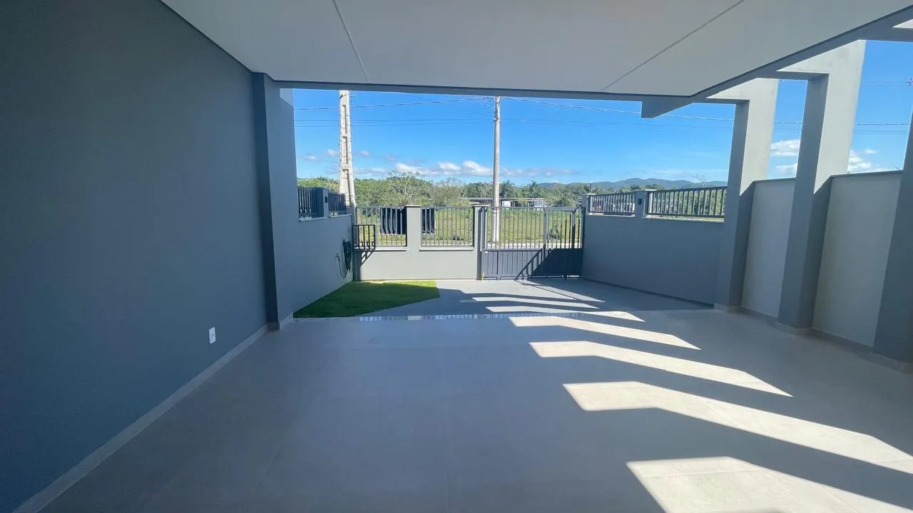 Casa à venda com 3 quartos, sendo 1 suíte, 2 vagas, 160m² na região do bairro Sertão do Maruim, próximo à Rua Vereador Arthur Manoel Mariano, São José