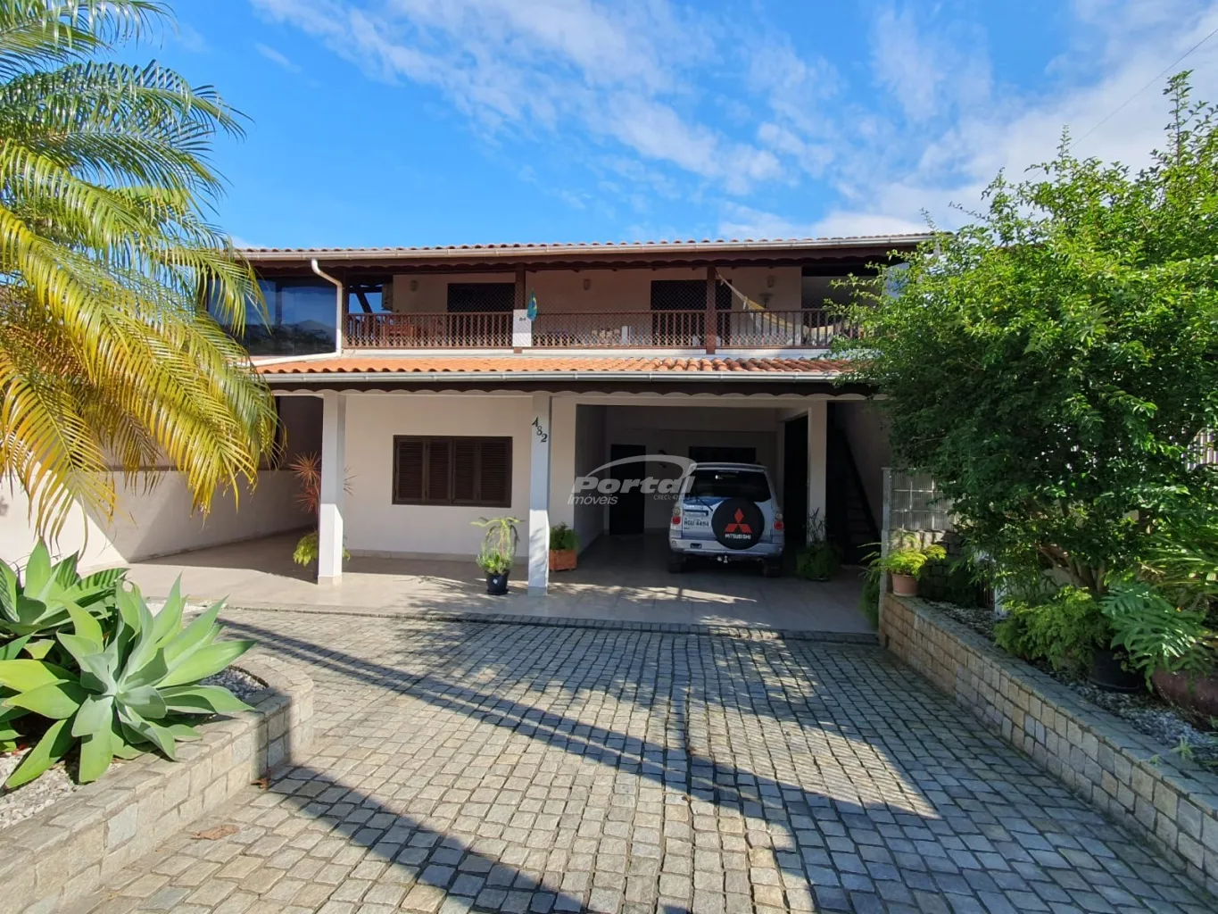 Casa ampla, 5 dormitórios sendo 3 suítes e 4 vagas - 800m do mar - Centro de Penha SC - foto 1