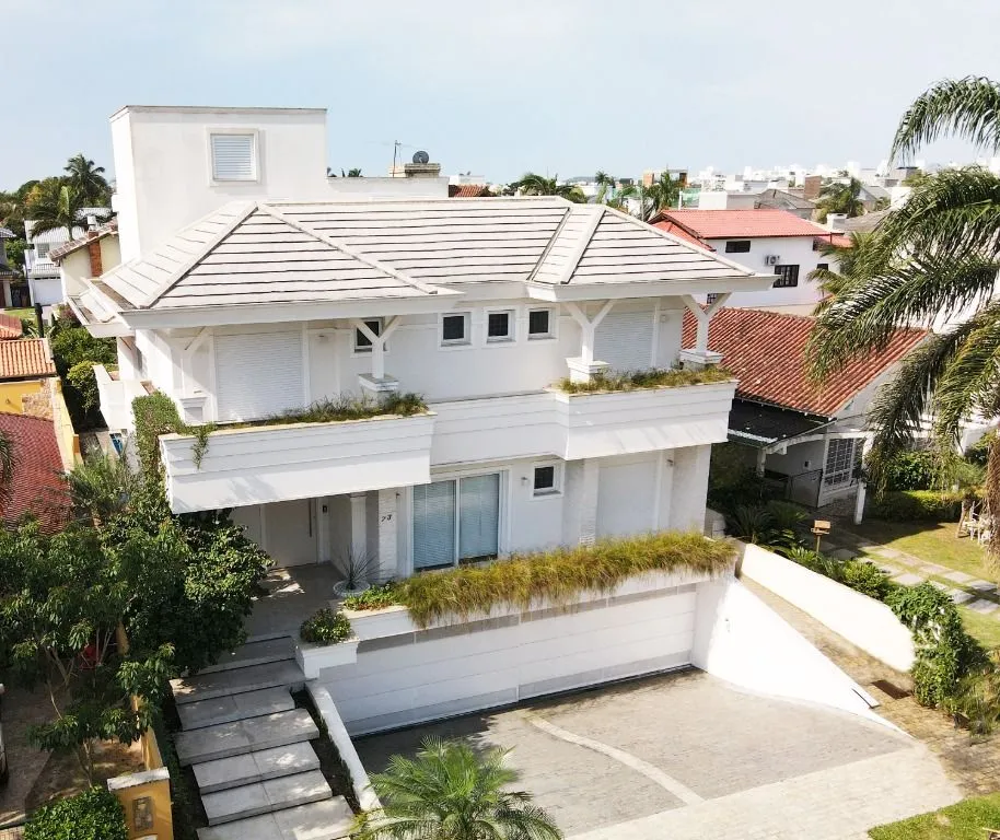 Casa à venda com 5 quartos e 5 suítes, 4 vagas, 450m² no Jurerê Internacional, Florianópolis - foto 1