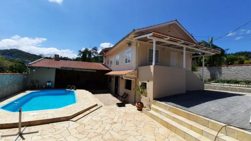 Excelente casa, a 5 minutos do Centro da cidade, livre de enchente e com amplo espaço de jardim no Bairro Boa Vista. - foto 1