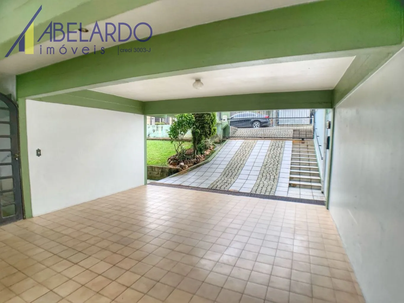 Excelente casa com 2 pavimentos, com 311m de área construída, 5 dormitórios, sendo uma suite, 4 vagas cobertas, duas áreas de festas, confira com um de nossos corretores. — foto 5