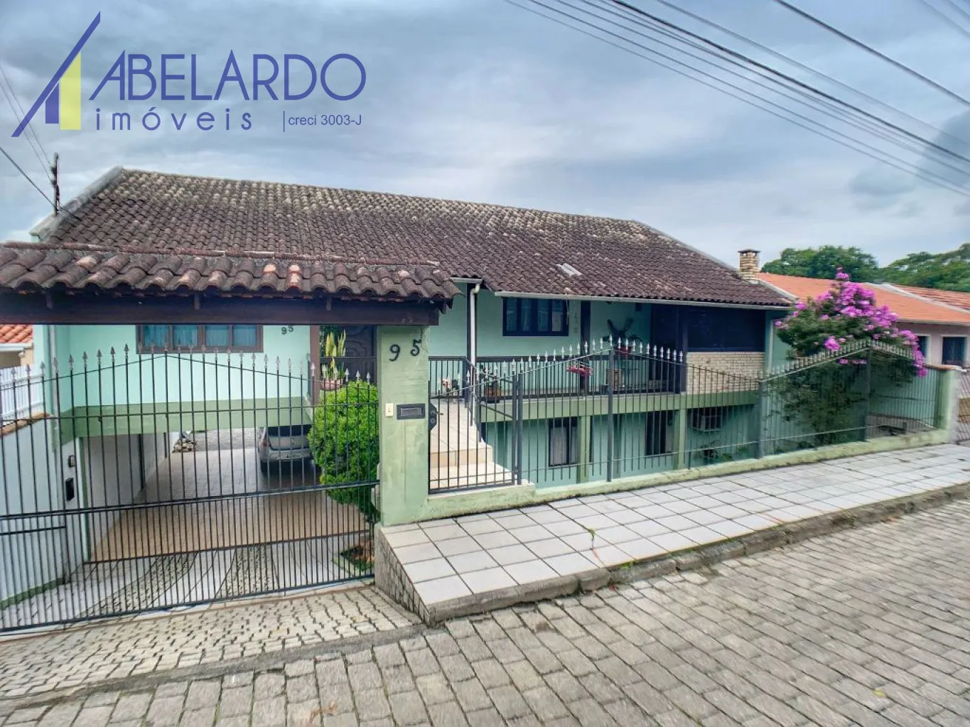 Excelente casa com 2 pavimentos, com 311m de área construída, 5 dormitórios, sendo uma suite, 4 vagas cobertas, duas áreas de festas, confira com um de nossos corretores. — foto 4