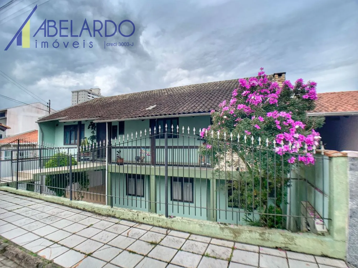 Excelente casa com 2 pavimentos, com 311m de área construída, 5 dormitórios, sendo uma suite, 4 vagas cobertas, duas áreas de festas, confira com um de nossos corretores. — foto 2
