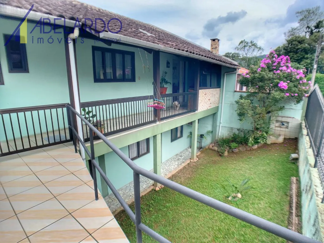 Excelente casa com 2 pavimentos, com 311m de área construída, 5 dormitórios, sendo uma suite, 4 vagas cobertas, duas áreas de festas, confira com um de nossos corretores. — foto 6