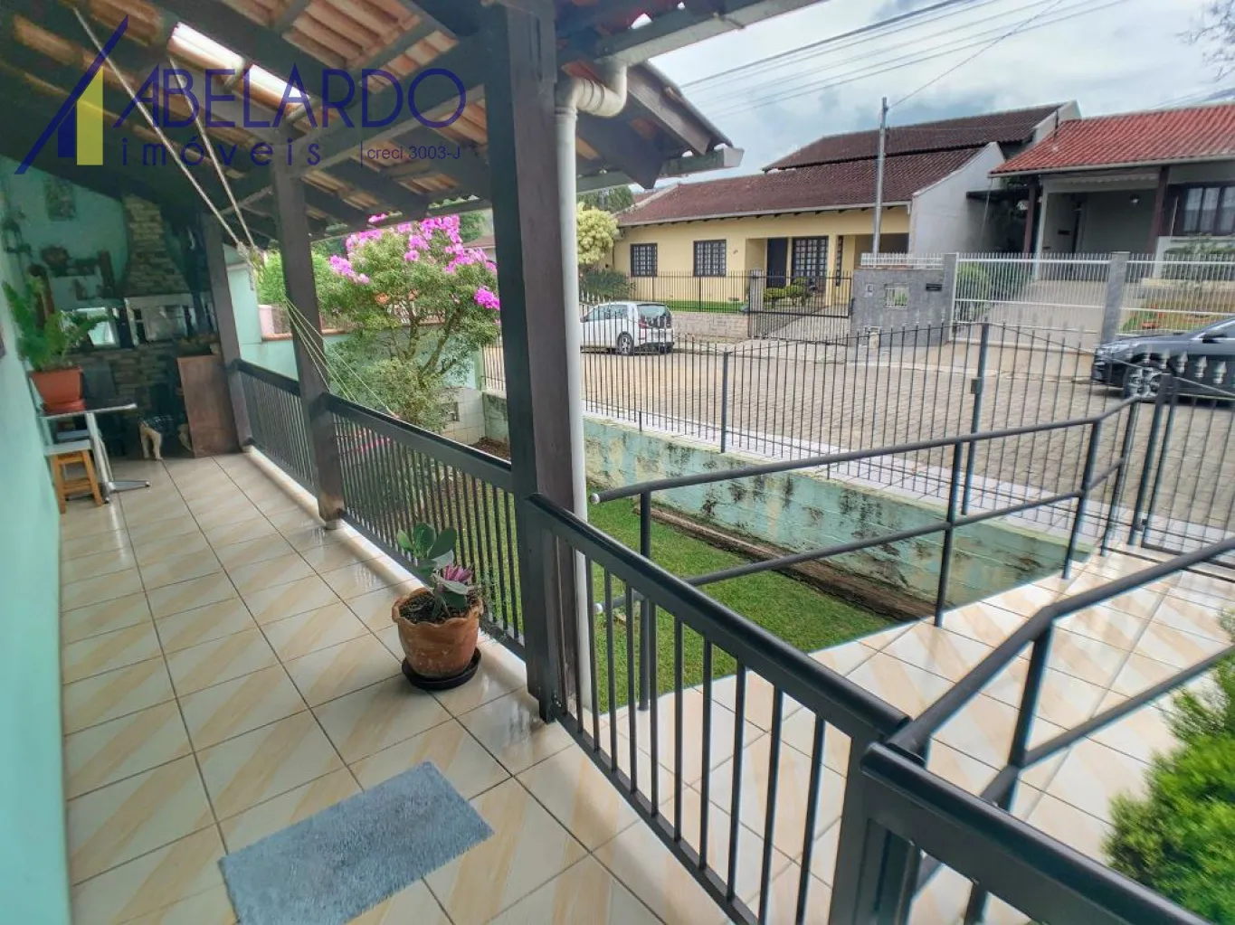Excelente casa com 2 pavimentos, com 311m de área construída, 5 dormitórios, sendo uma suite, 4 vagas cobertas, duas áreas de festas, confira com um de nossos corretores. — foto 7