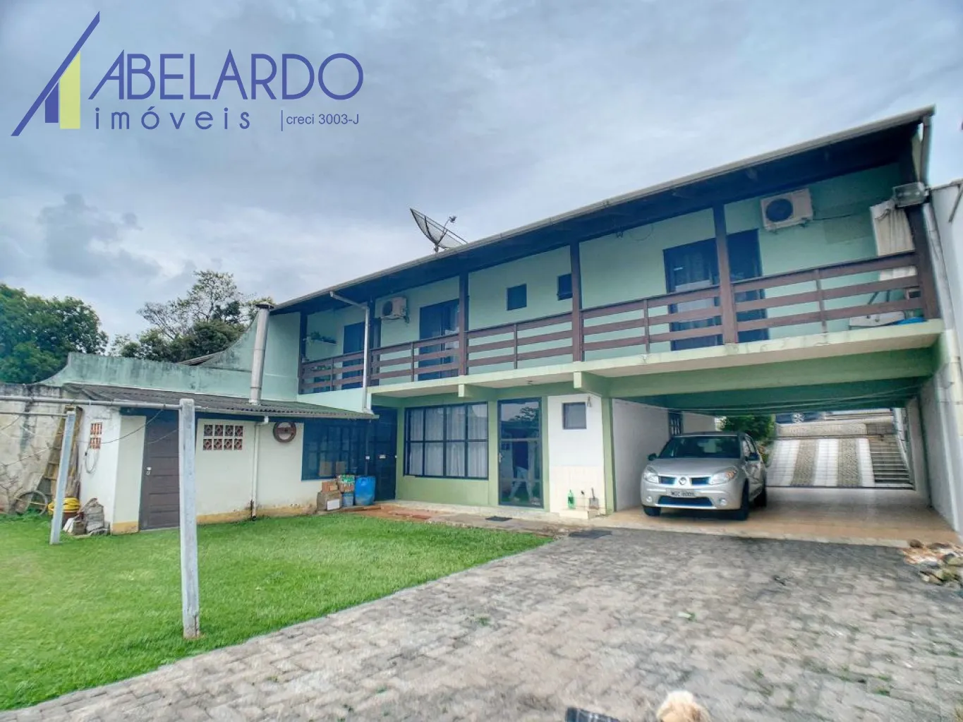 Excelente casa com 2 pavimentos, com 311m de área construída, 5 dormitórios, sendo uma suite, 4 vagas cobertas, duas áreas de festas, confira com um de nossos corretores. — foto 3