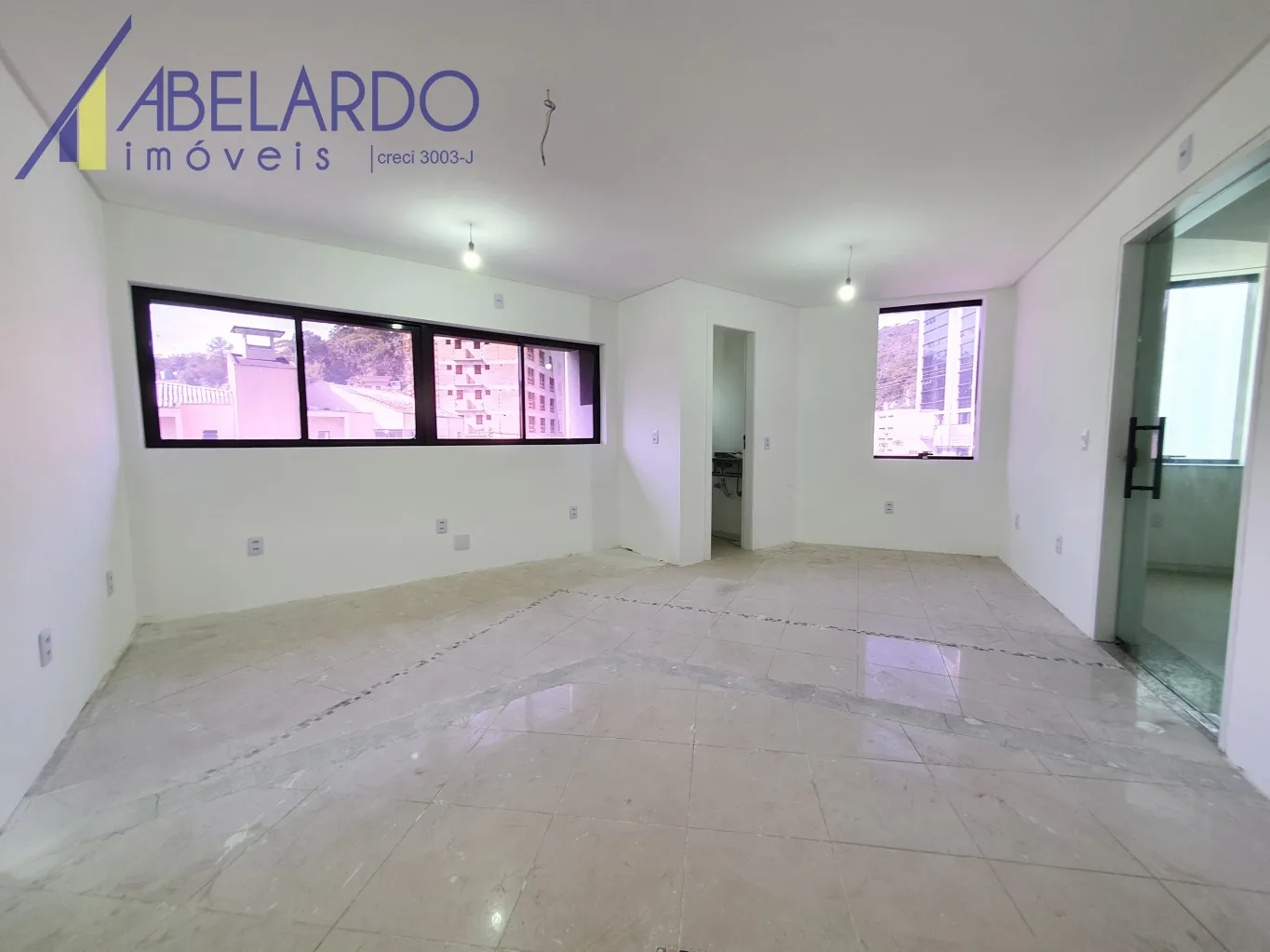 Oferta exclusiva de R$750.000,00 por R$700.000,00 por tempo limitado. Buscando uma sala comercial ampla? Este imóvel dispõe de 215,66 m privativos! 3 amplas salas integradas para melhor lhe atender estruturalmente. — foto 2