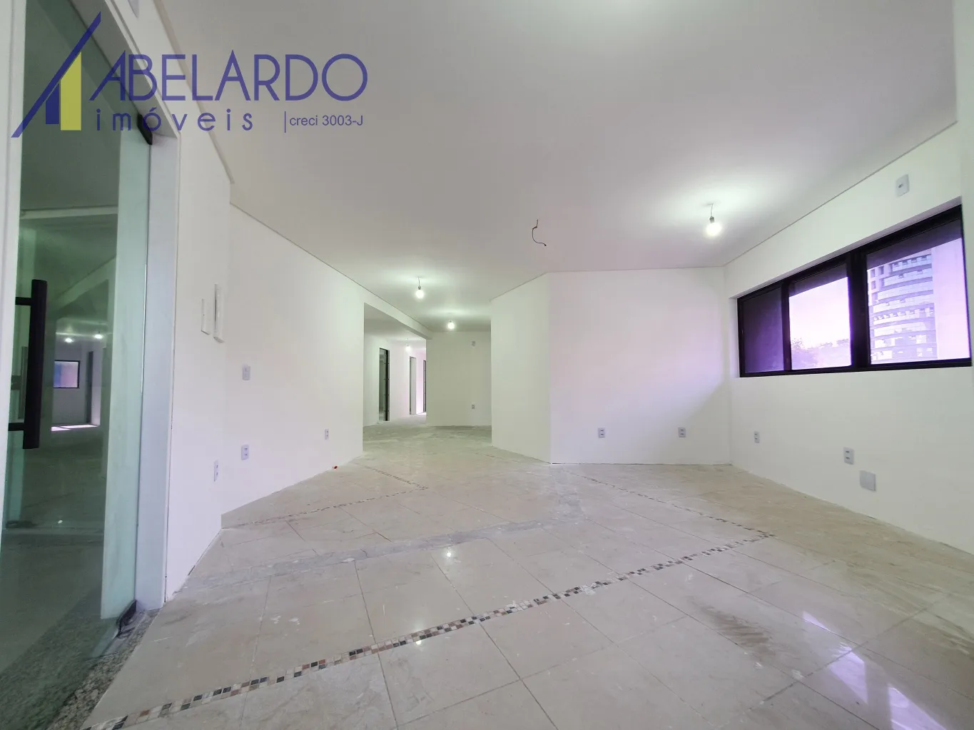 Oferta exclusiva de R$750.000,00 por R$700.000,00 por tempo limitado. Buscando uma sala comercial ampla? Este imóvel dispõe de 215,66 m privativos! 3 amplas salas integradas para melhor lhe atender estruturalmente. — foto 3