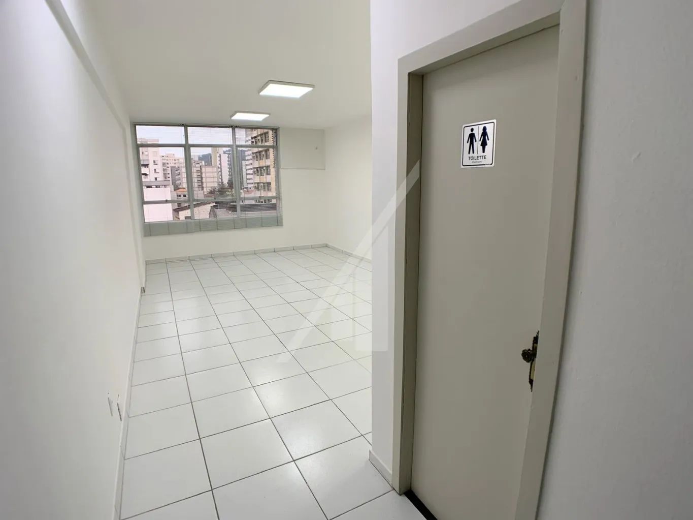 SALA COMERCIAL - CENTRO - Sala comercial no centro, Ed Catarinense. Sala com 37,00 m2. Frente para rua XV de Novembro. — foto 6