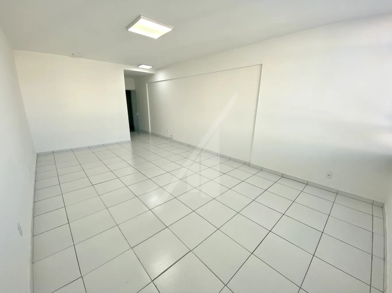 SALA COMERCIAL - CENTRO - Sala comercial no centro, Ed Catarinense. Sala com 37,00 m2. Frente para rua XV de Novembro. - foto 1