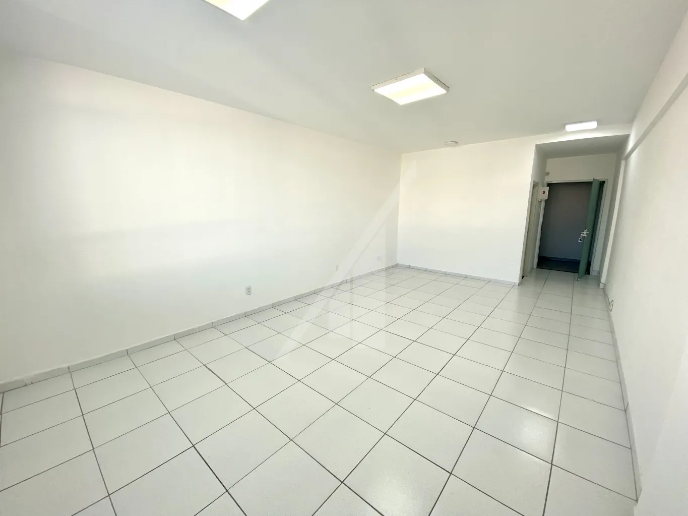 SALA COMERCIAL - CENTRO - Sala comercial no centro, Ed Catarinense. Sala com 37,00 m2. Frente para rua XV de Novembro. — foto 2