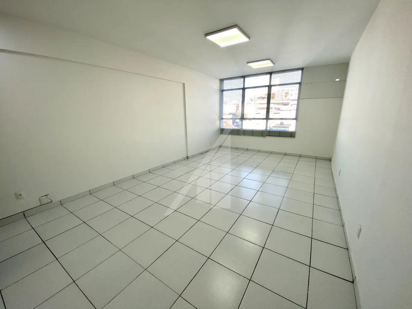 SALA COMERCIAL - CENTRO - Sala comercial no centro, Ed Catarinense. Sala com 37,00 m2. Frente para rua XV de Novembro. — foto 3