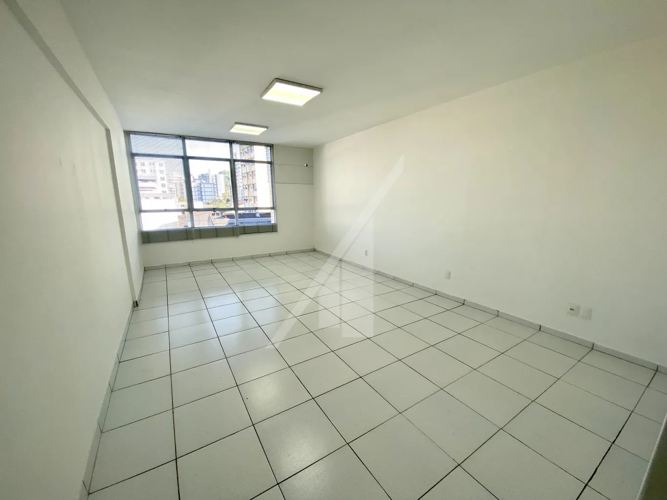 SALA COMERCIAL - CENTRO - Sala comercial no centro, Ed Catarinense. Sala com 37,00 m2. Frente para rua XV de Novembro. — foto 4