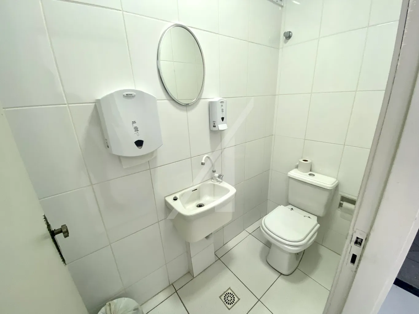 SALA COMERCIAL - CENTRO - Sala comercial no centro, Ed Catarinense. Sala com 37,00 m2. Frente para rua XV de Novembro. — foto 5