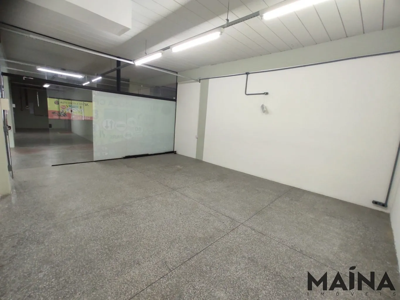 EXCELENTE SALA COMERCIAL COM UMA BOA LOCALIZAÇÃO! — foto 2