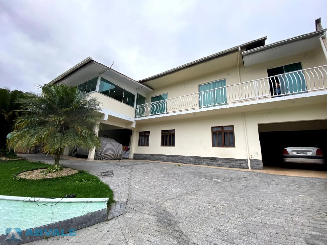 casa com 2 pavimentos, servindo também como 2 moradias, espaçoso pátio na frente e nos fundos - foto 1