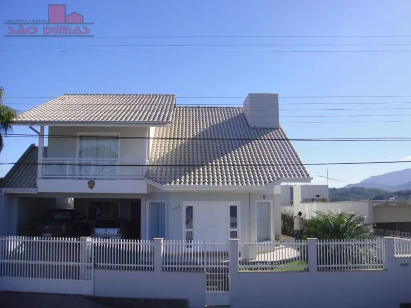 Ampla Casa no Bairro Fortaleza contendo 3 Quartos com 2 pisos - foto 1