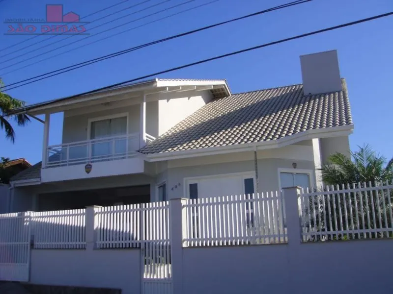 Ampla Casa no Bairro Fortaleza contendo 3 Quartos com 2 pisos — foto 2