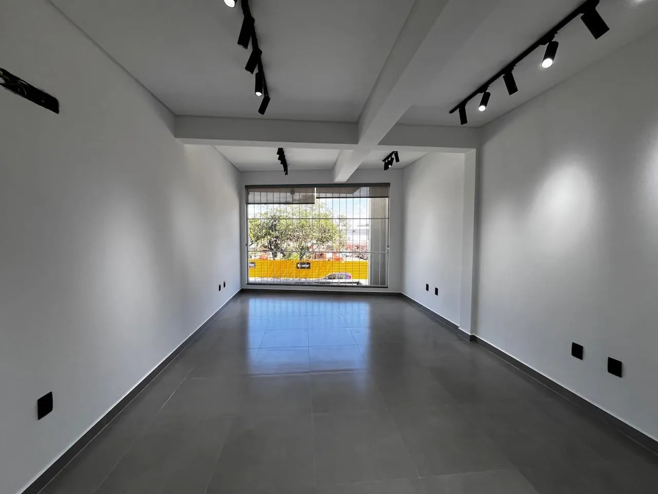 Sala comercial piso superior com cerca de 30m na Av. Nereu Ramos no bairro Itacolomi em Balneário Piçarras/SC (Cód. 12748) - foto 1