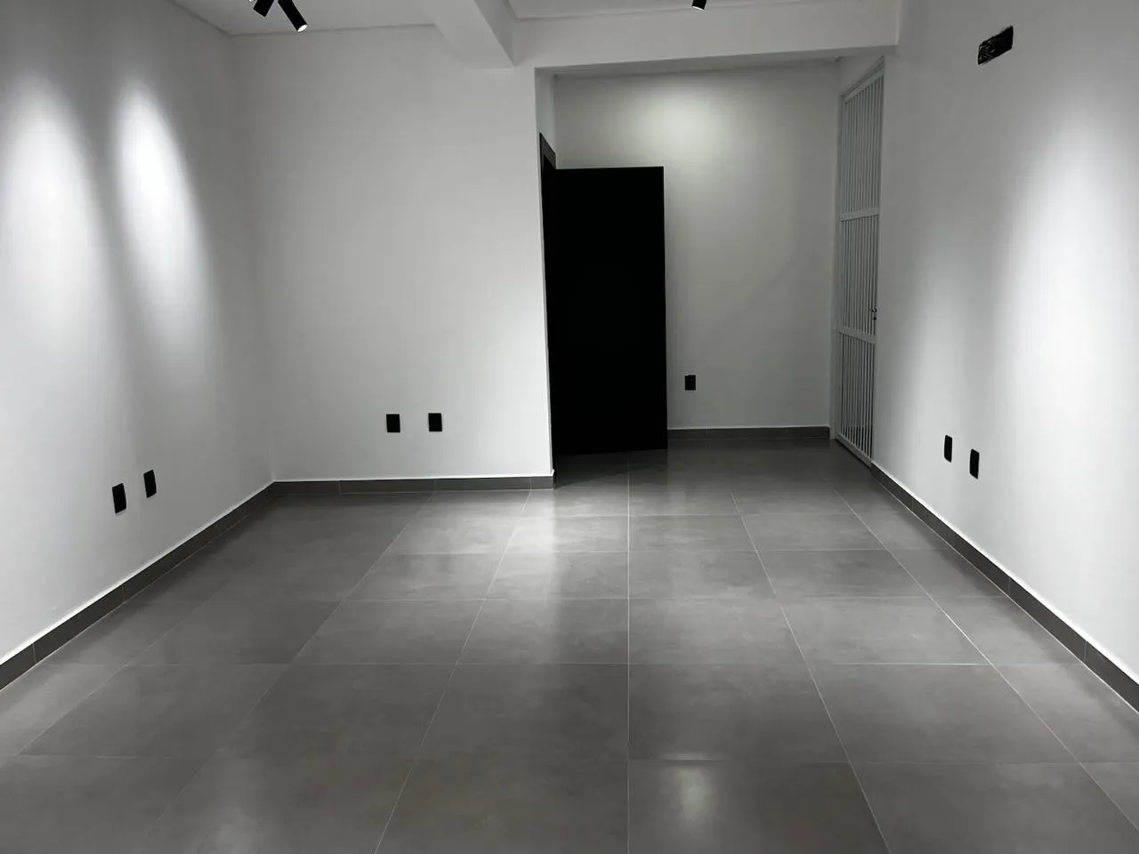 Sala comercial piso superior com cerca de 30m na Av. Nereu Ramos no bairro Itacolomi em Balneário Piçarras/SC (Cód. 12748) — foto 2