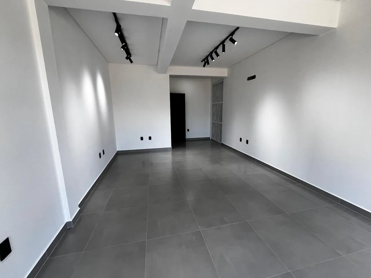 Sala comercial piso superior com cerca de 30m na Av. Nereu Ramos no bairro Itacolomi em Balneário Piçarras/SC (Cód. 12748) — foto 4