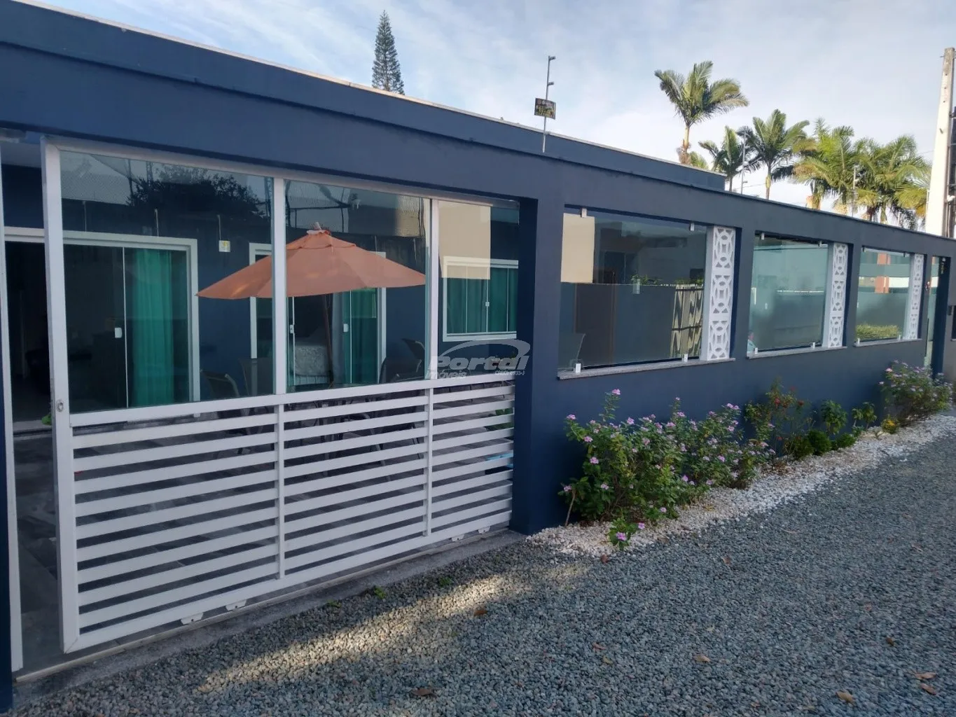 Casa com 2 dormitórios sendo uma suíte com hidromassagem, 2 banheiros, área de serviço, garagem coberta, piscina, salão de festas com churrasqueira e grande espaço nos fundos de área coletiva com árvores. - foto 1