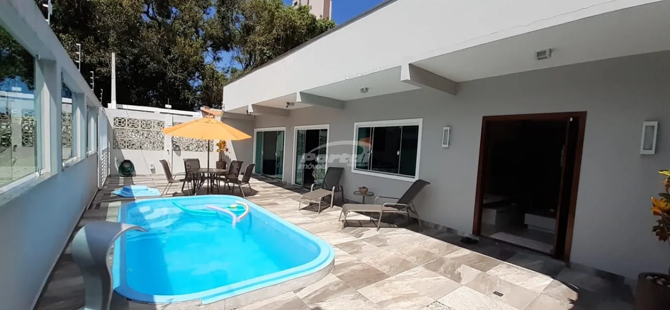 Casa com 2 dormitórios sendo uma suíte com hidromassagem, 2 banheiros, área de serviço, garagem coberta, piscina, salão de festas com churrasqueira e grande espaço nos fundos de área coletiva com árvores. — foto 2