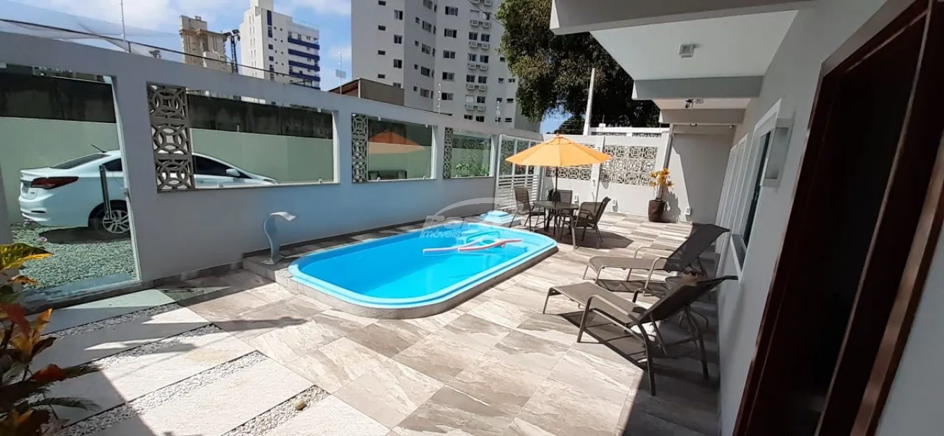 Casa com 2 dormitórios sendo uma suíte com hidromassagem, 2 banheiros, área de serviço, garagem coberta, piscina, salão de festas com churrasqueira e grande espaço nos fundos de área coletiva com árvores. — foto 3
