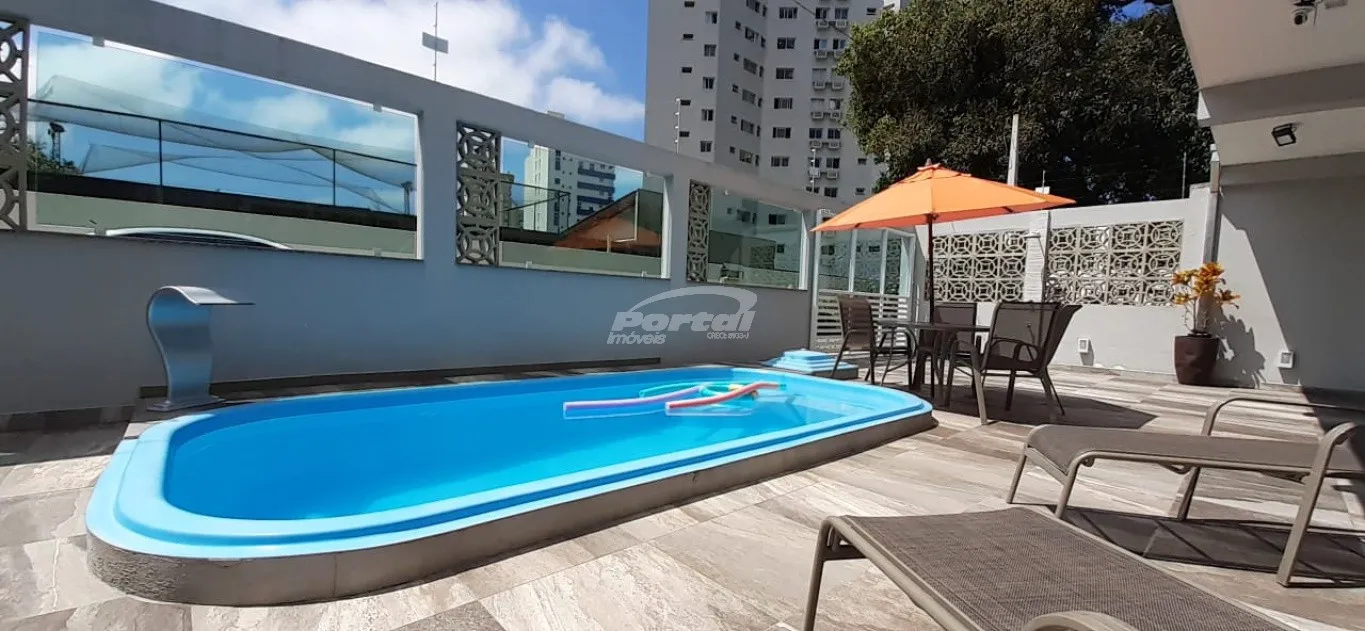Casa com 2 dormitórios sendo uma suíte com hidromassagem, 2 banheiros, área de serviço, garagem coberta, piscina, salão de festas com churrasqueira e grande espaço nos fundos de área coletiva com árvores. — foto 4