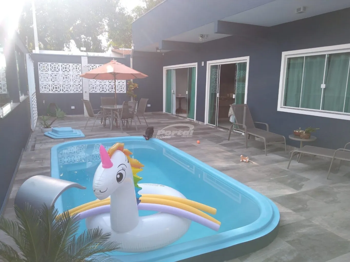 Casa com 2 dormitórios sendo uma suíte com hidromassagem, 2 banheiros, área de serviço, garagem coberta, piscina, salão de festas com churrasqueira e grande espaço nos fundos de área coletiva com árvores. — foto 5