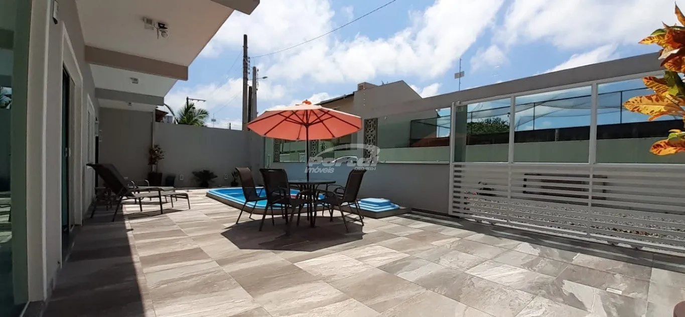 Casa com 2 dormitórios sendo uma suíte com hidromassagem, 2 banheiros, área de serviço, garagem coberta, piscina, salão de festas com churrasqueira e grande espaço nos fundos de área coletiva com árvores. — foto 6