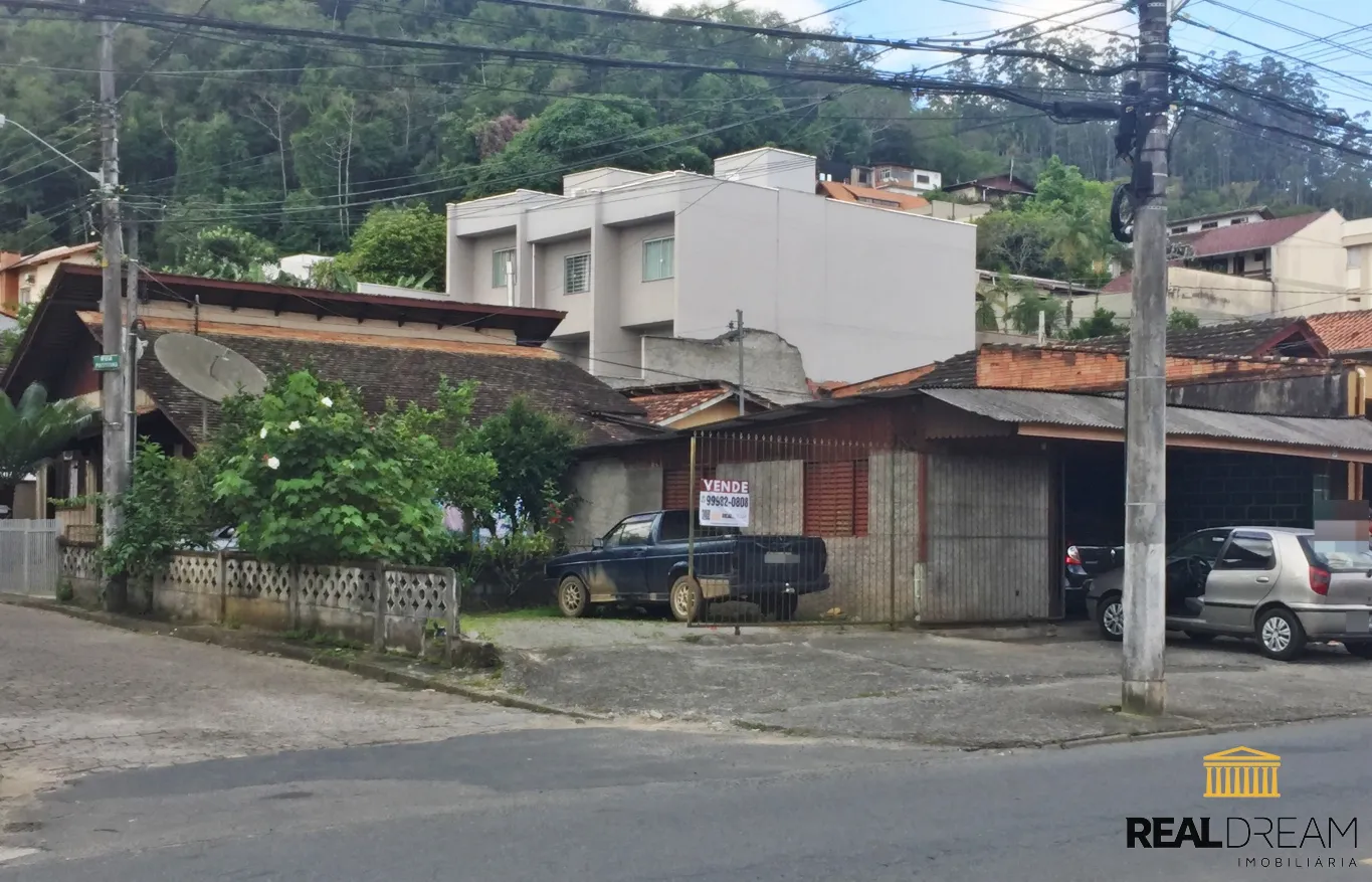 terreno com casa de madeira — foto 2