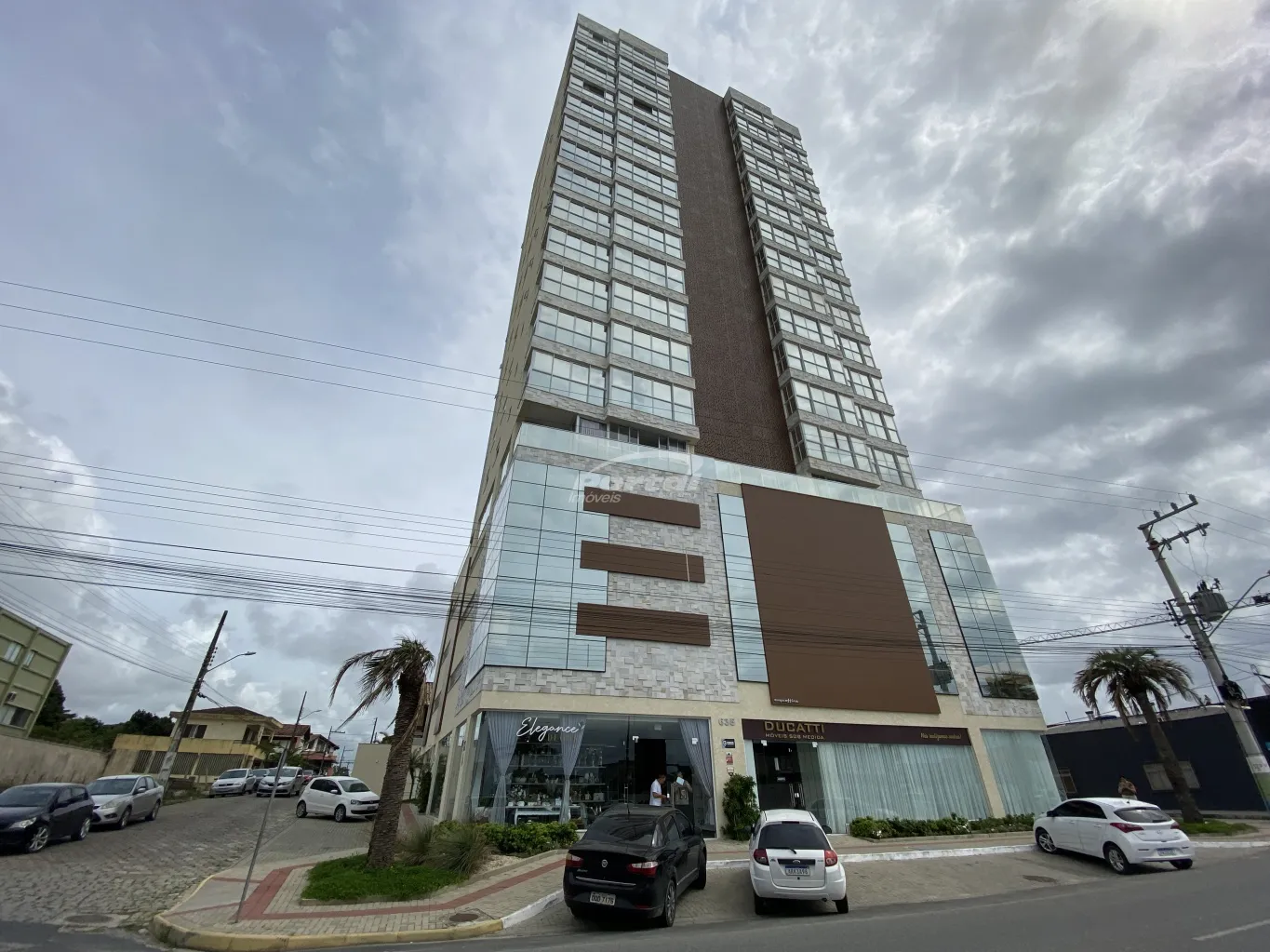 Apartamento com 3 suítes, a cerca de 100 metros do mar no centro de Balneário Piçarras/SC (Cód. 12854) - foto 1