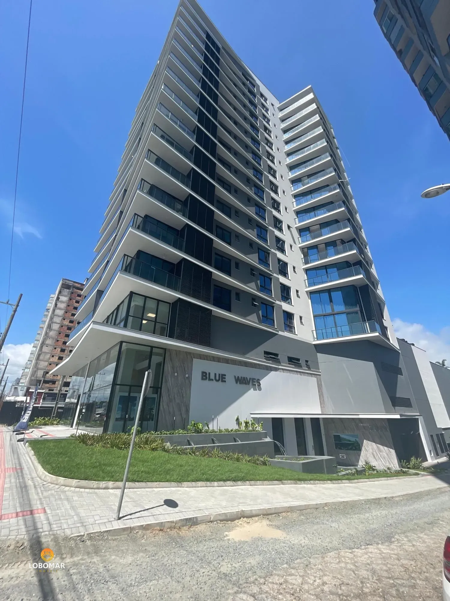 Apartamento pronto, com 3 suítes, à apenas 40m do mar, com parcelamento direto - - foto 1