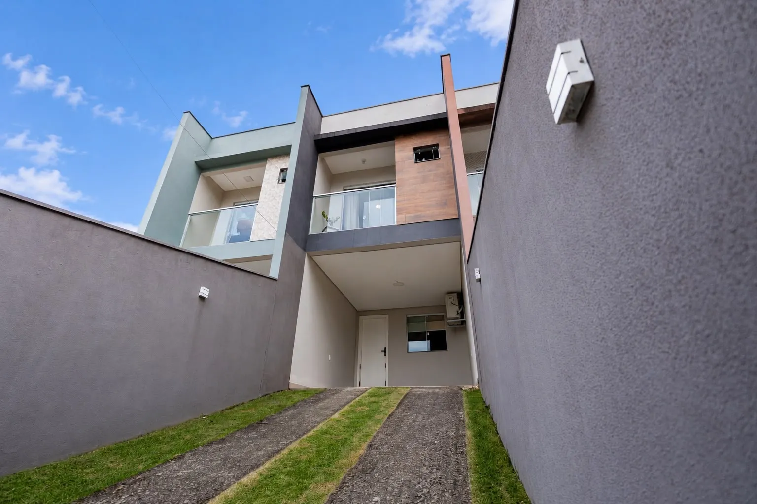 Casa à venda com 2 quartos, sendo 2 suítes, 2 vagas, 91m² na região do bairro Água Verde, próximo à Rua Johann Ohf, Blumenau