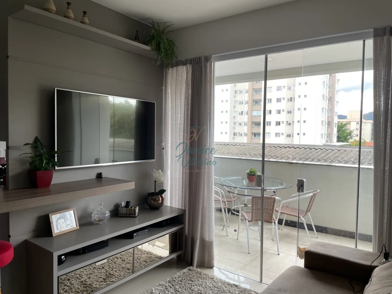 Uma ótima escolha para quem deseja morar em um apartamento confortável e muito bem decorado de uma suíte, sacada com churrasqueria. — foto 4