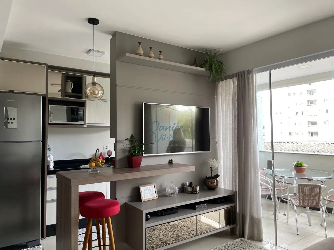 Uma ótima escolha para quem deseja morar em um apartamento confortável e muito bem decorado de uma suíte, sacada com churrasqueria. — foto 3