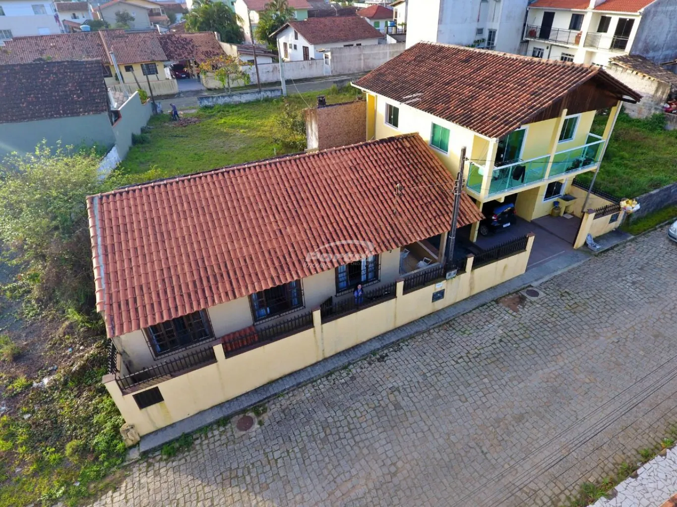 Casa com 3 quartos, mais 2 kitnets no centro de Balneário Piçarras/SC (Cód. 12901) - foto 1