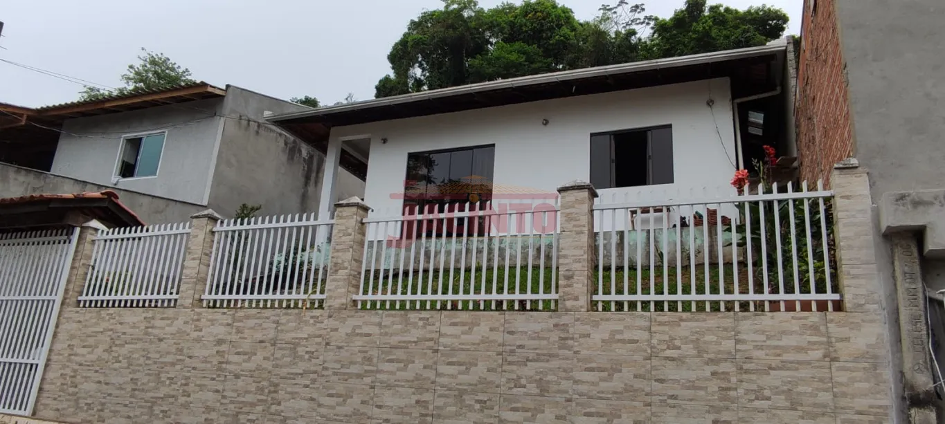Casa de Alvenaria com 3 dormitórios sendo 1 suíte, demais dependências e 2 vagas de garagem, no bairro Passo Manso. - foto 1