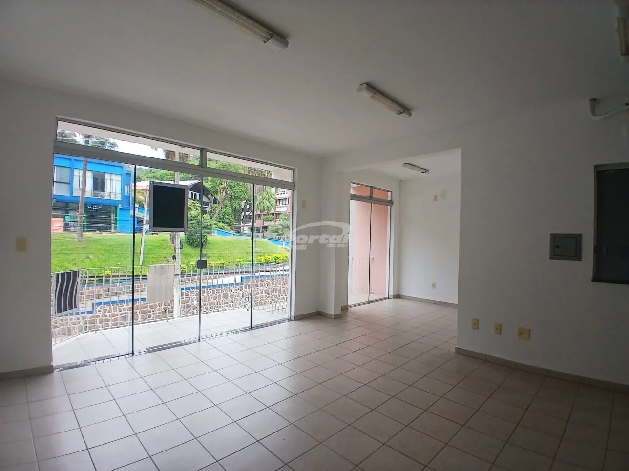 Sala comercial disponível para locação no bairro Bom Retiro, em Blumenau. - foto 1