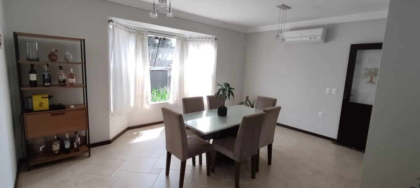Linda casa à venda contendo 182m de área privativa, 03 quartos no inicio do Bairro da Velha em Blumenau. — foto 2