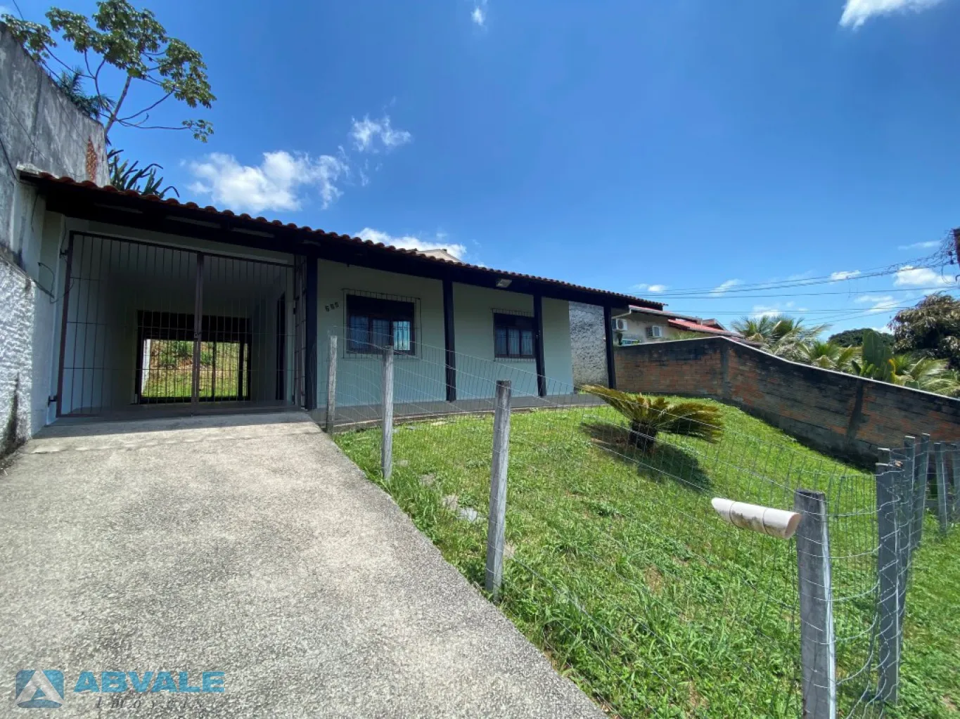 Casa de Alvenaria, sozinha no terreno, com quintal nos fundos, varanda na frente, cercada, murada e com garagem — foto 2