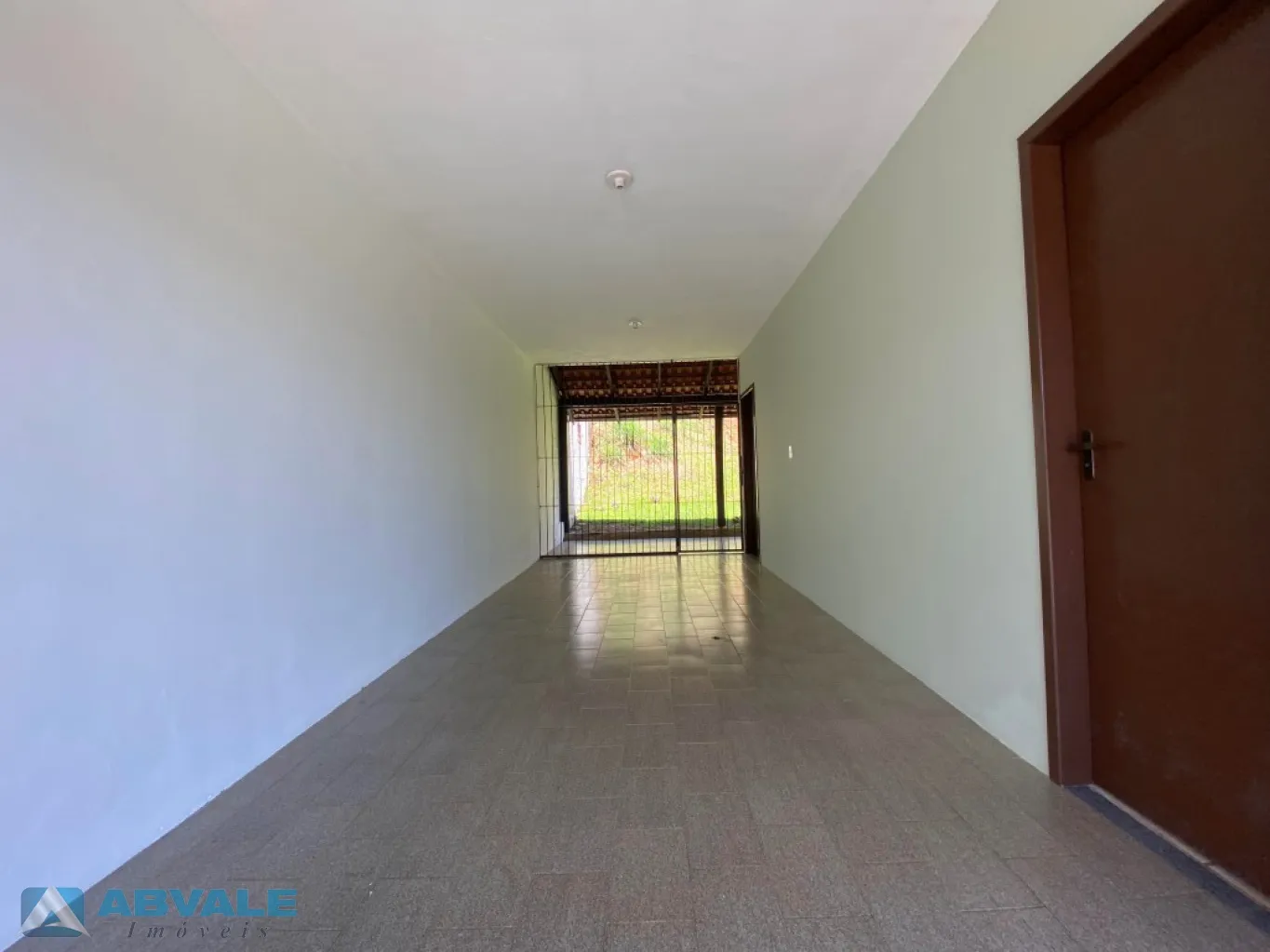Casa de Alvenaria, sozinha no terreno, com quintal nos fundos, varanda na frente, cercada, murada e com garagem — foto 3