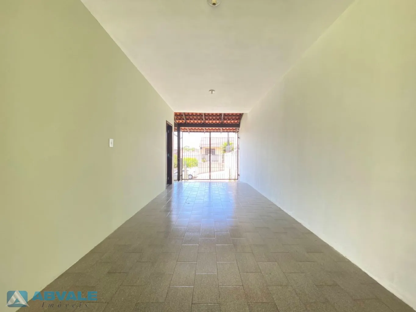 Casa de Alvenaria, sozinha no terreno, com quintal nos fundos, varanda na frente, cercada, murada e com garagem — foto 4