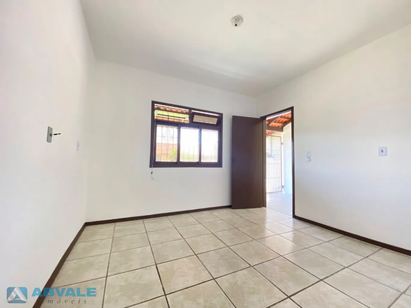 Casa de Alvenaria, sozinha no terreno, com quintal nos fundos, varanda na frente, cercada, murada e com garagem — foto 6