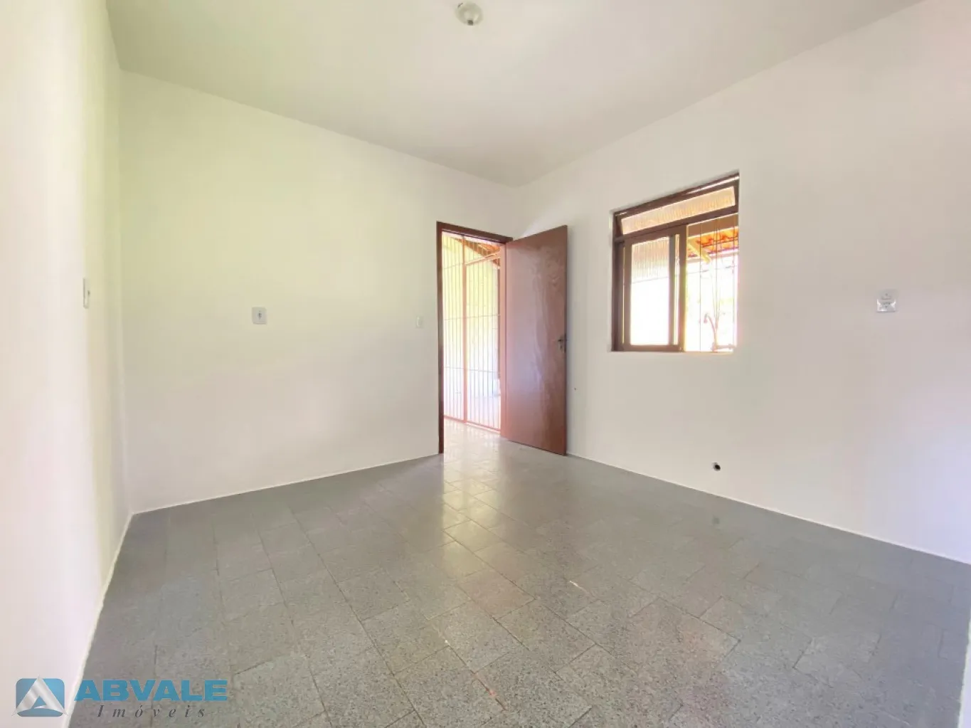 Casa de Alvenaria, sozinha no terreno, com quintal nos fundos, varanda na frente, cercada, murada e com garagem — foto 7