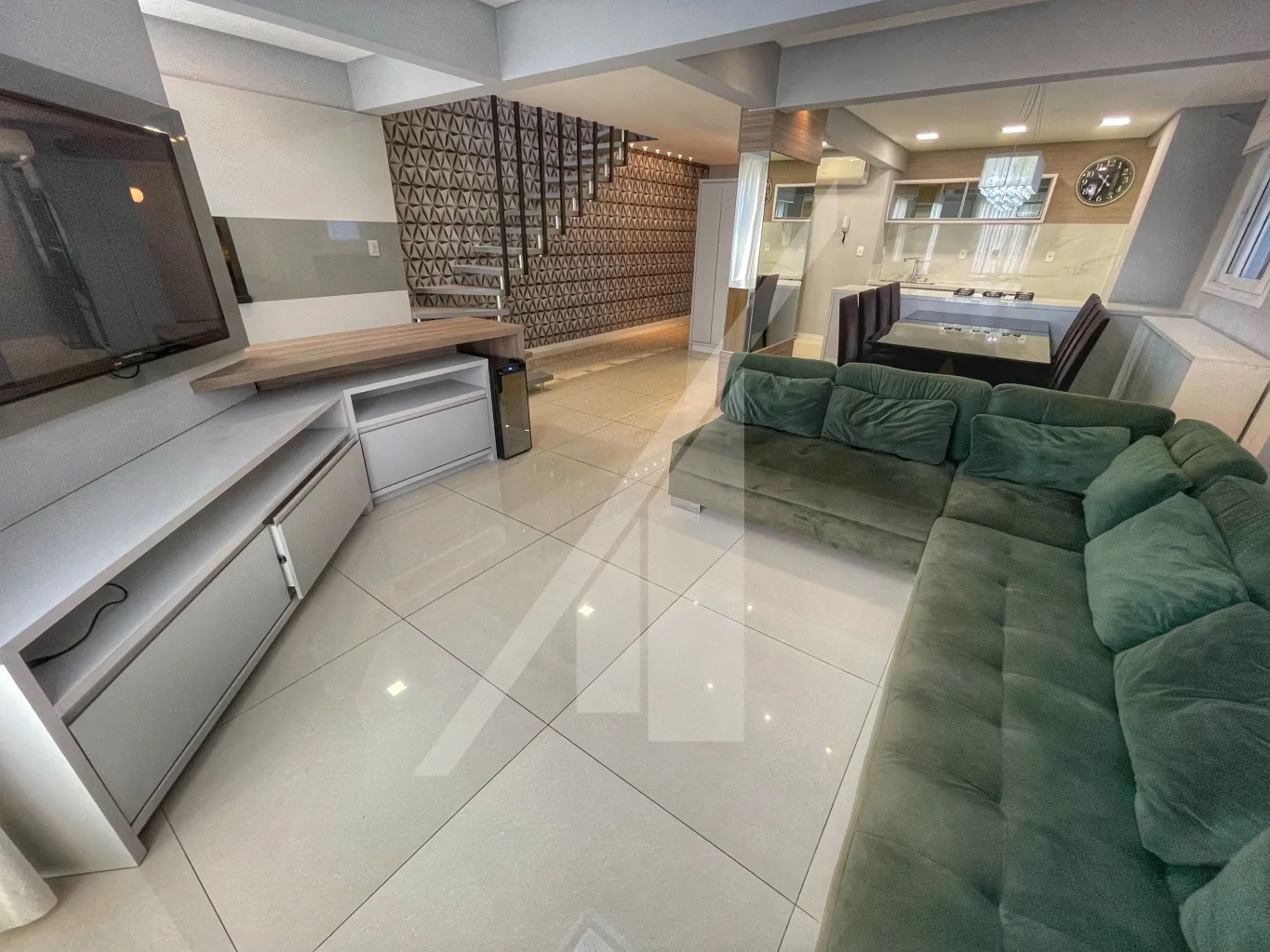 APARTAMENTO DUPLEX MOBILIADO COM TRÊS DORMITÓRIOS E DUAS VAGAS DE GARAGEM, PRÓXIMO AO COLÉGIO BARÃO DO RIO BRANCO - BAIRRO JARDIM BLUMENAU - foto 1